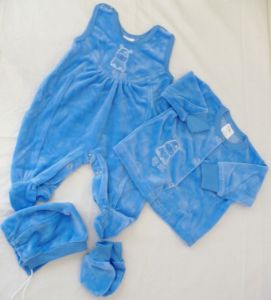 Novorozenecká sametová souprava; dupačky, čepička, kabátek a rukavičky 52